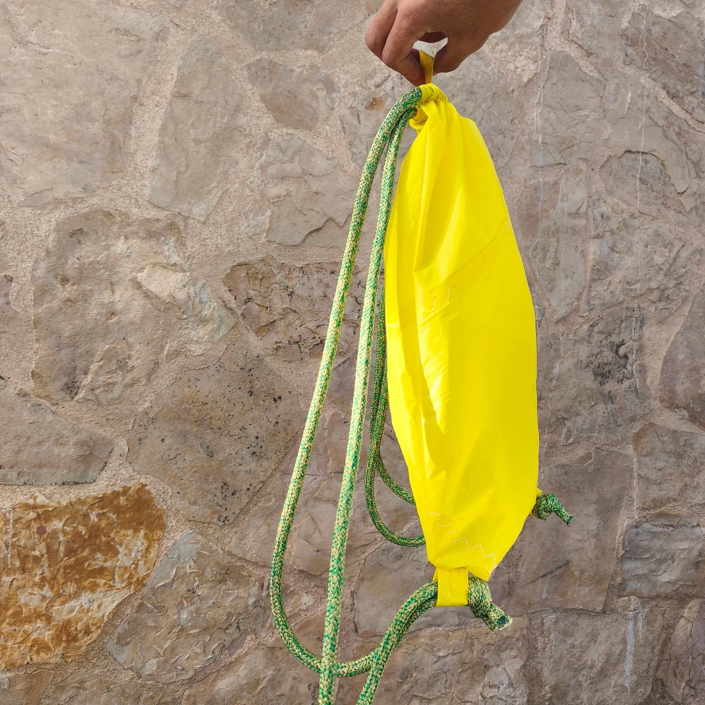 Mochila liviana cuerdas